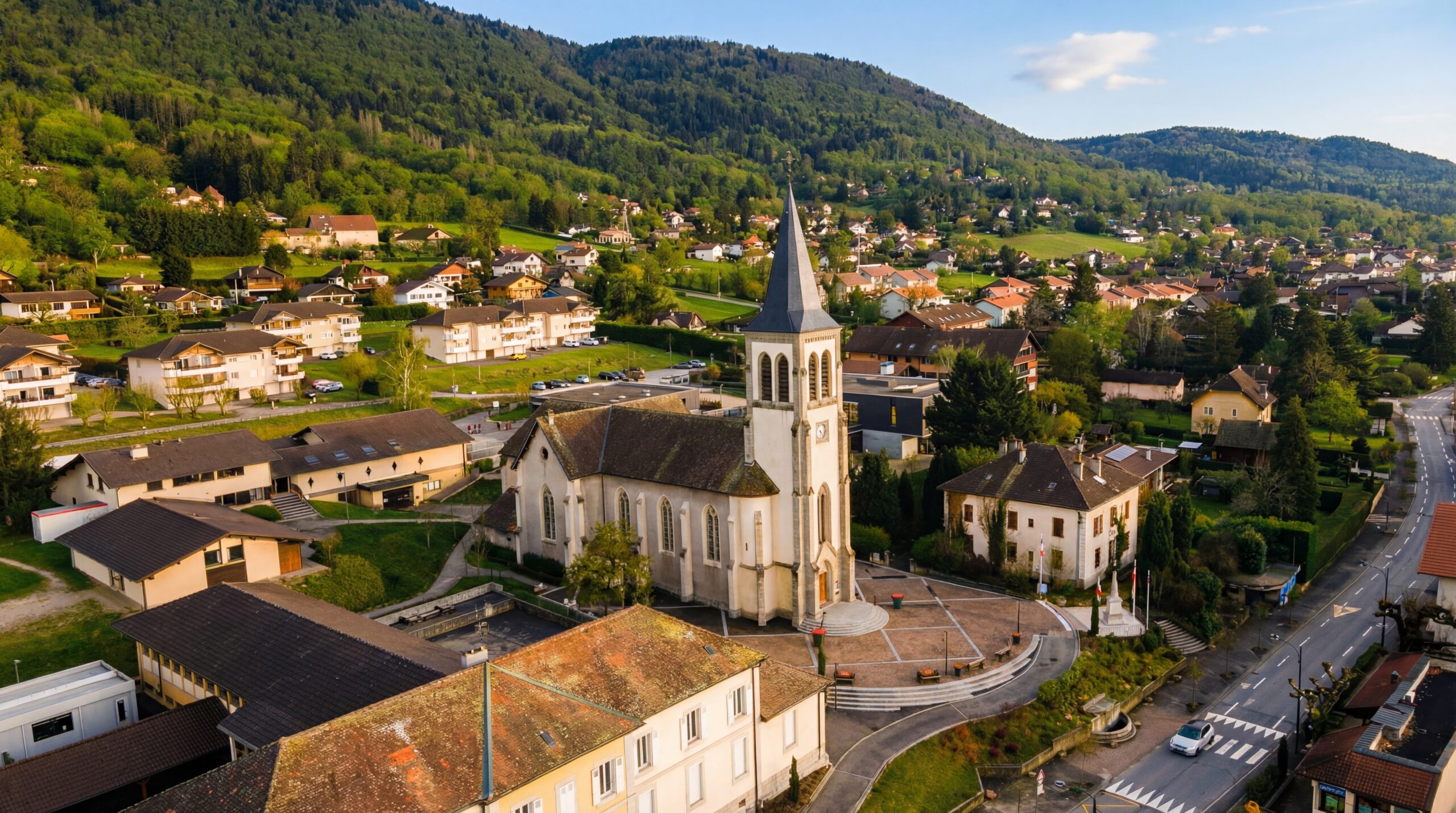 Vue aérienne du village de Saint-Cergues en Haute-Savoie entre lac Léman et Genève