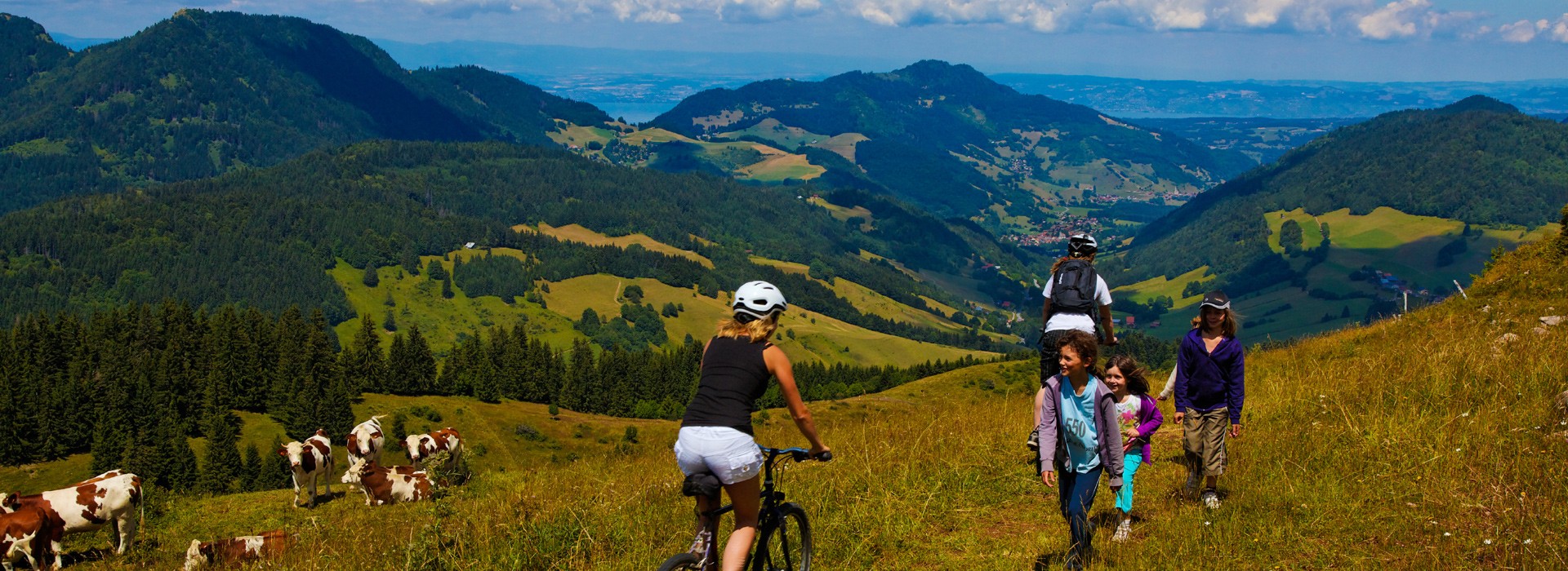 VTT et randonnée en famille avec vue panoramique sur la Vallée Verte en Haute-Savoie