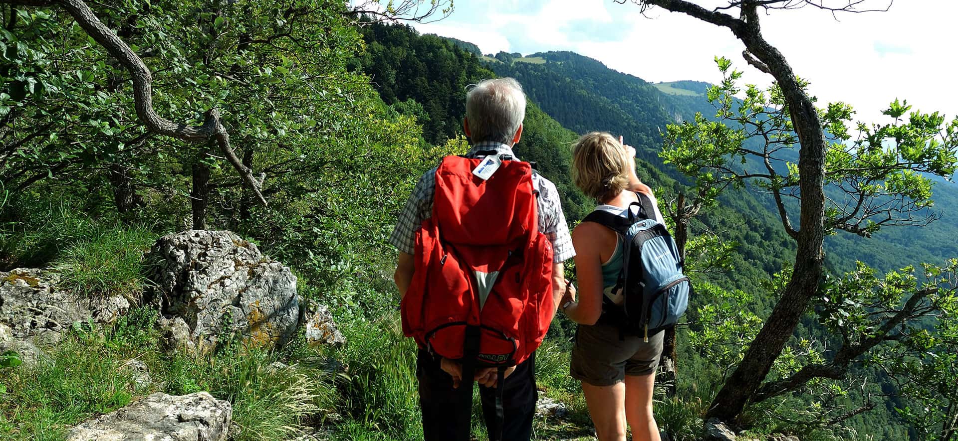 Randonneurs sur les sentiers du Salève avec vue sur la vallée