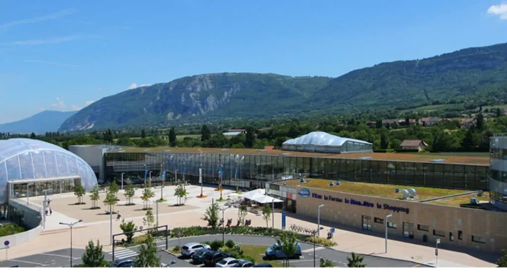 Centre Vitam à Neydens avec le Salève en arrière-plan