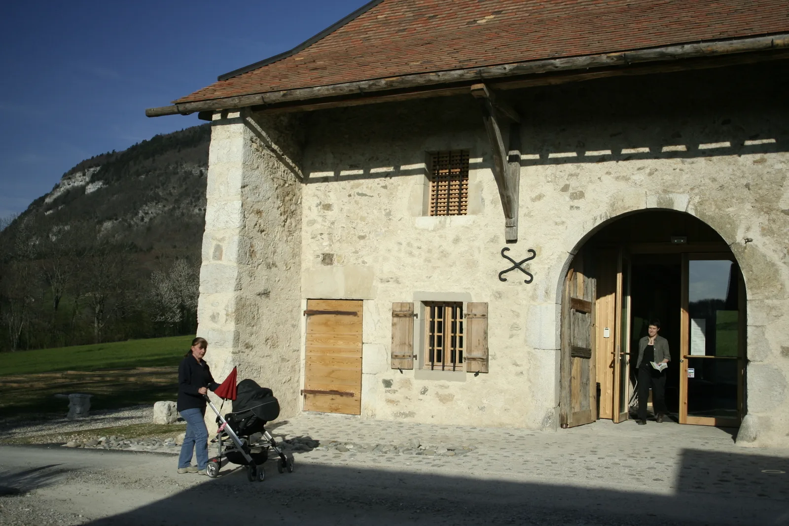 La Maison du Salève à Présilly, ancienne ferme en pierre du XVIIIe siècle transformée en centre d'interprétation du massif