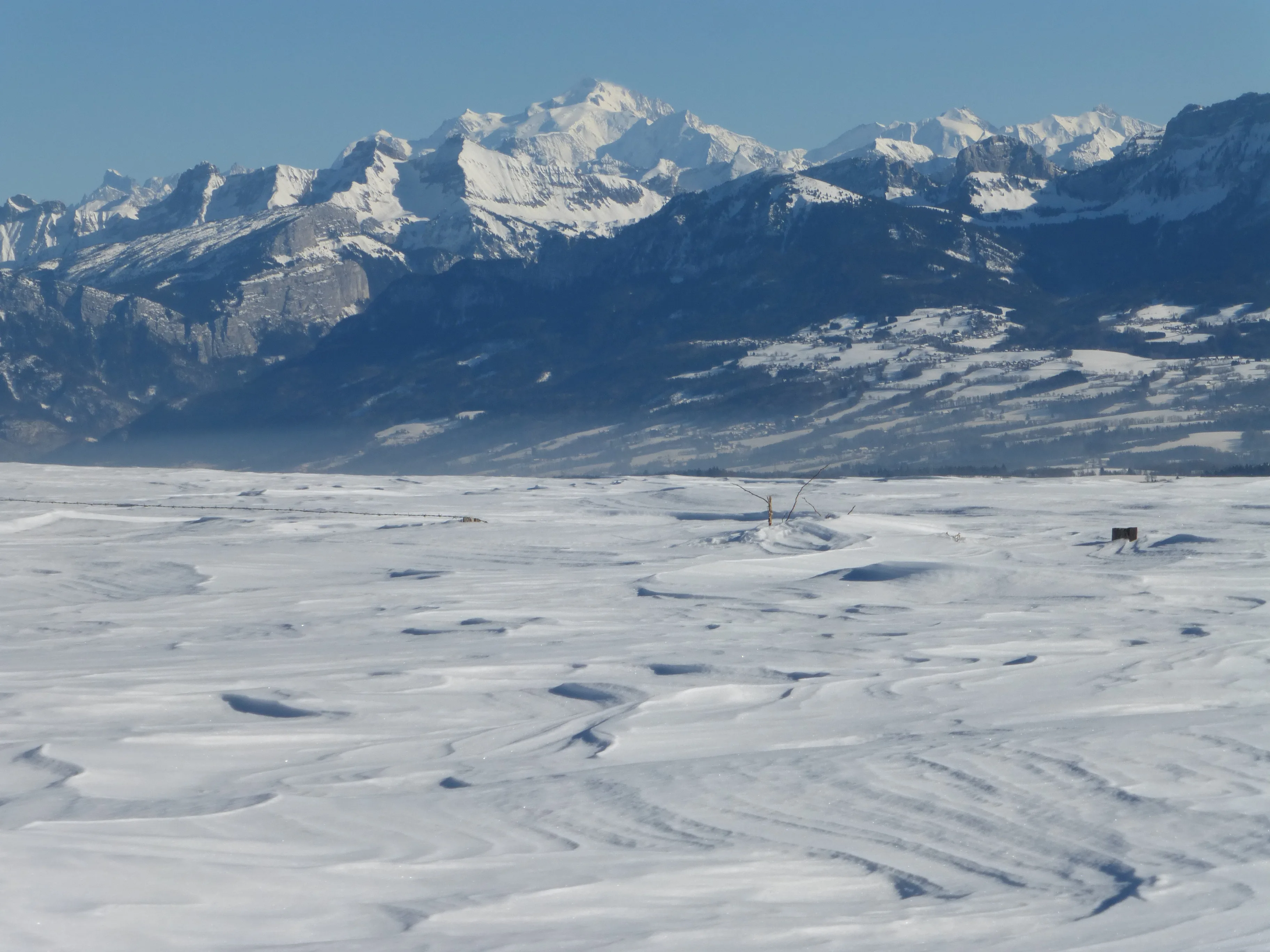 Vue du massif du Mont-Blanc depuis le plateau du Salève en hiver - panorama sur les sommets enneigés