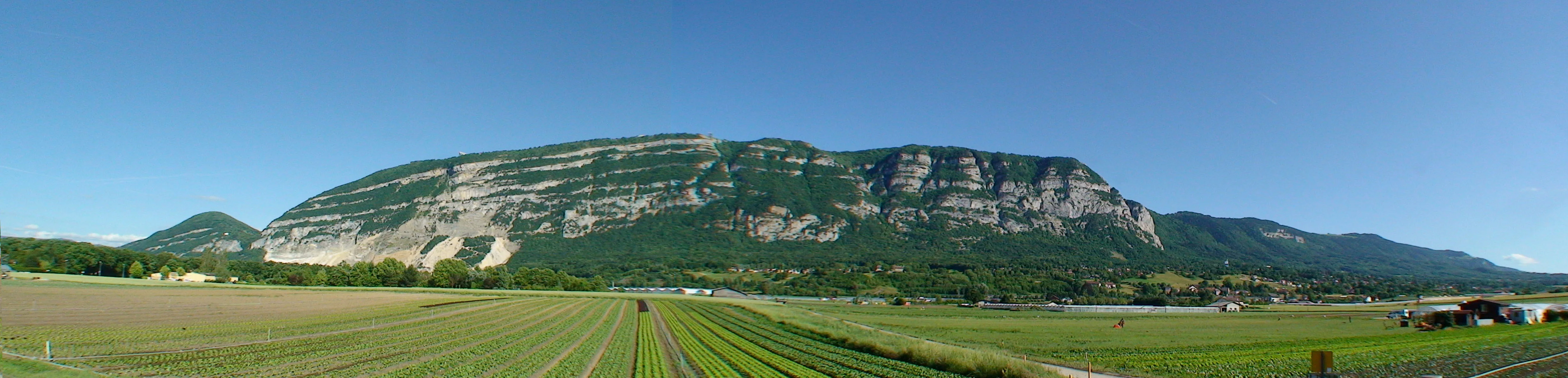 Panorama du massif du Salève depuis la plaine - falaises calcaires et crêtes boisées