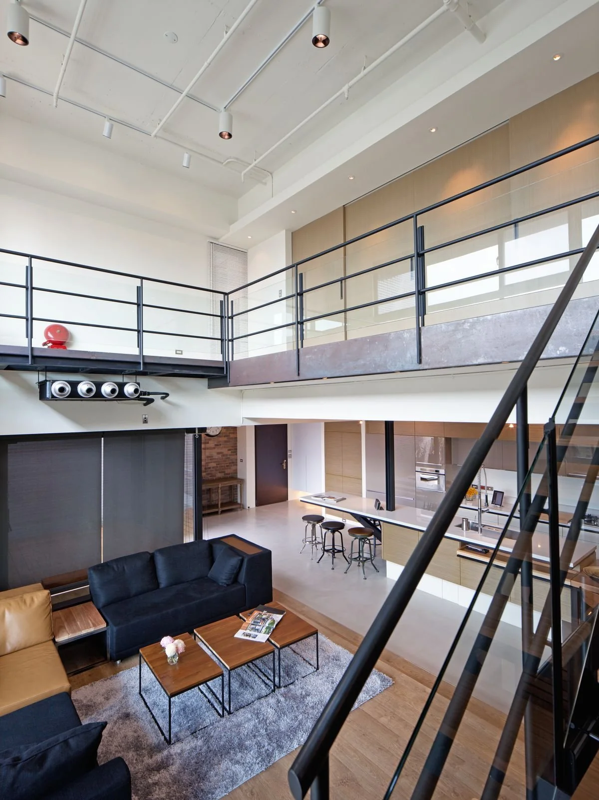 Intérieur loft avec mezzanine et grandes hauteurs sous plafond